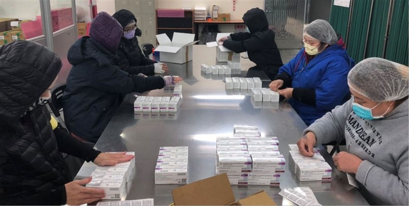 台灣日前收到COVAX配發第2批、約41萬劑阿斯特捷利康(AZ)的武漢肺炎疫苗,26日傍晚已完成檢驗封緘作業。(衛福部食藥署提供)中央社記者江慧珺傳真 110年5月26日