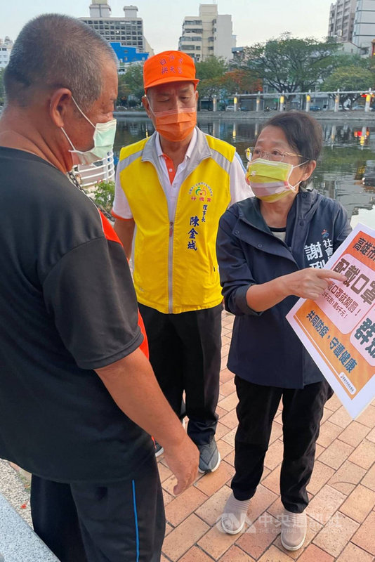 高雄市政府社會局鼓勵及安排街友入住短期旅館,並加強宣導戴口罩等防疫措施。(高市府社會局提供)中央社記者王淑芬傳真 110年5月26日