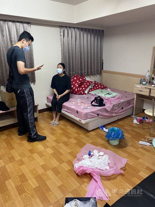 行政院長蘇貞昌26日表示,八大行業違規營業造成疫情破口,應加強查緝。警政署下午發布新聞稿表示,已同步聯合稽查與取締,截至25日全國已查獲173件違法案,並進行複式查緝以防高風險業者再犯。(翻攝照片)中央社記者黃麗芸傳真 110年5月26日