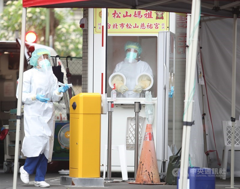 根據指揮中心統計,自11日起疫情共計34例死亡,全都集中在雙北地區,其中又以新北市人數最多,共20例、台北市則有14例。圖為聯合醫院忠孝院區。中央社記者張新偉攝 110年5月23日