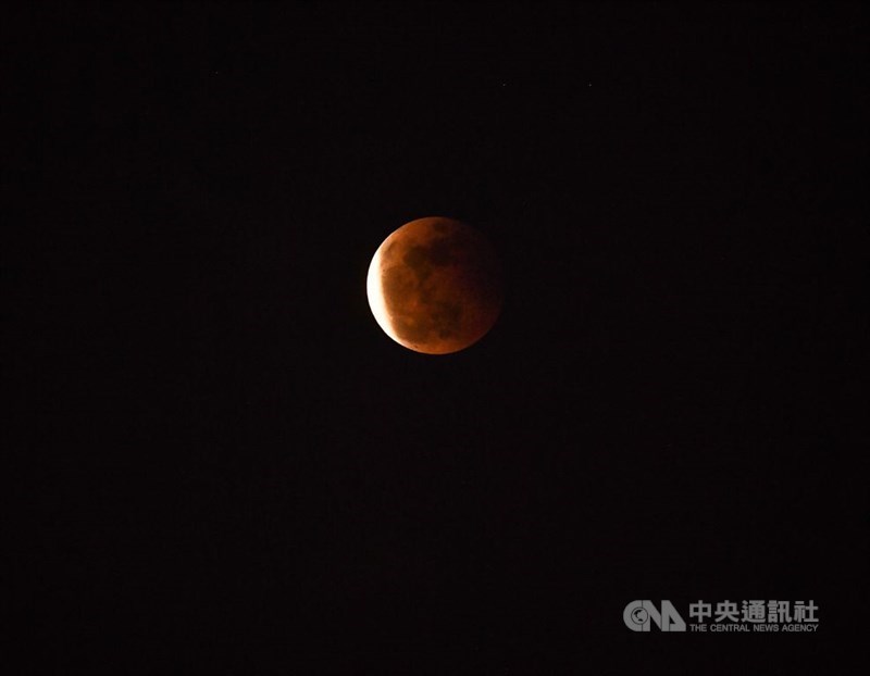 「月全食」逢「最大滿月」奇景26日晚間登場，中央氣象局指出，月面全食階段將可見到暗紅色的大滿月月面。26日晚間7時44分可見紅色月食。中央社記者鄭清元攝 110年5月26日