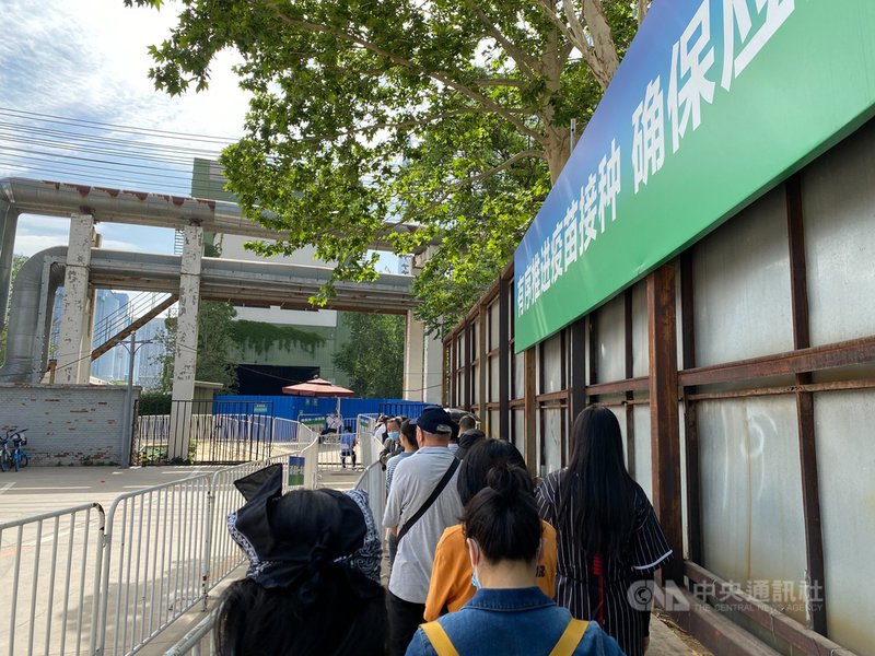 中國大陸遼寧、安徽、廣東等地近期出現本土2019冠狀病毒疾病疫情,也刺激民眾接種疫苗意願。圖為北京一處疫苗接種點外排隊接種的民眾。(讀者提供)中央社記者繆宗翰北京傳真 110年5月27日