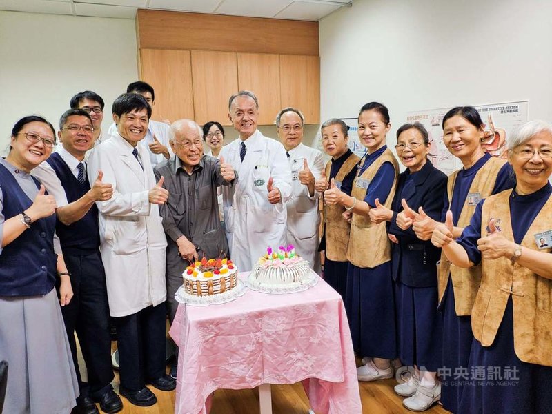 奉獻台灣醫界與醫學教育的楊思標5月26日下午辭世,享嵩壽101歲。他的人生是一部「台灣百年醫療史」,為台灣結核病的診治、抗疫與研究做出卓越貢獻。2018 年6月1日花蓮慈濟醫院醫療團隊與志工為楊思標(前左4)慶生。(花蓮慈濟醫院提供)中央社記者李先鳳傳真 110年5月27日