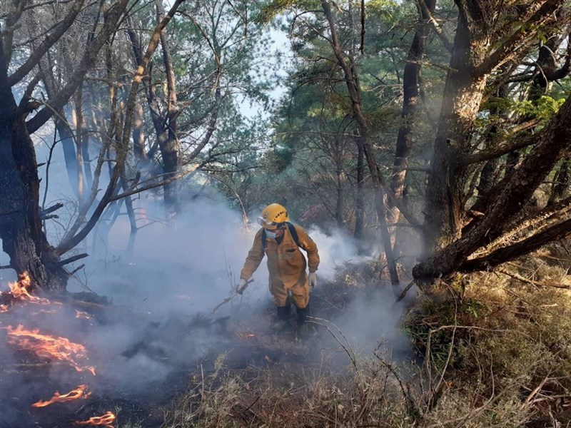 林務局森林護管員在高山持續進行滅火作業，直到任務完成才下山。（嘉義林管處提供）