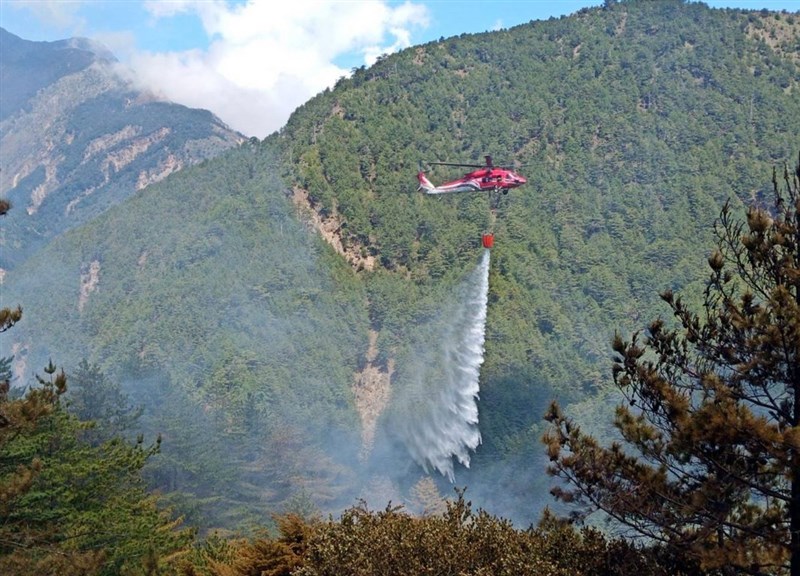 直升機支援投水的時間常僅有短短4小時，一天只有5趟次，大部分時間僅能靠地面部隊設法緩緩向各火點推近。（嘉義林管處提供）