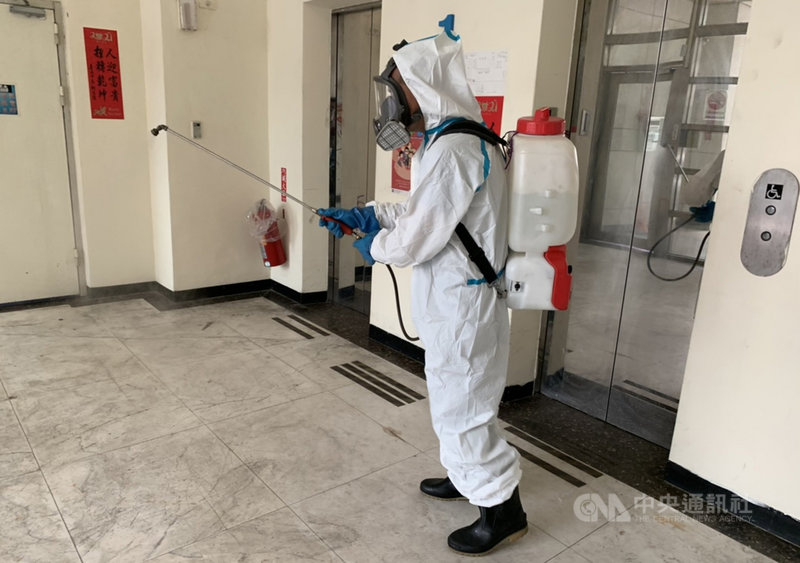 台北市日前有6名消防員快篩結果為陽性,消防局27日證實,26日晚間已確認6人核酸檢測(PCR)結果全為陰性,並立即解除隔離、回歸正常應勤,同時將持續自主健康管理。圖為台北市環保局以漂白水清毒駐地,避免任何防疫漏洞。(台北市消防局提供)中央社記者黃麗芸傳真 110年5月27日