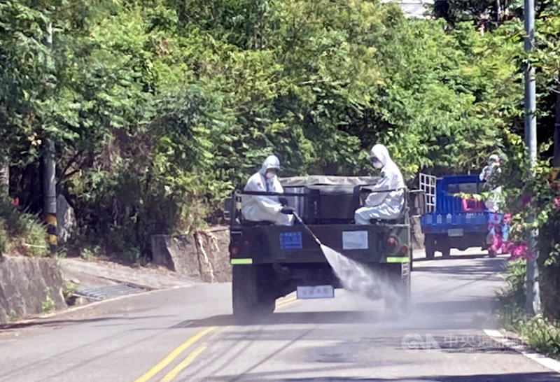 台東太麻里鄉和金峰鄉發生2起武漢肺炎(2019冠狀病毒疾病,COVID-19)確診病例,總計匡列157人,為防止疫情擴散,陸軍化學兵27日上午前往2鄉鎮沿路消毒。(陸軍提供)中央社記者盧太城台東傳真 110年5月27日
