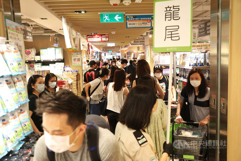 香港相隔225天,27日再度出現「零確診」。由於疫情緩和,市面出現人潮。圖為一間商城舉行半年一度的購物優惠日,現場人山人海。(中通社提供)中央社 110年5月27日