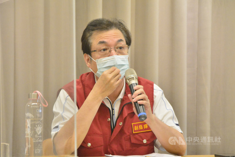 新北市副市長劉和然27日表示,確診個案有時間差,最遠甚至有6天,又分布在不同的日期,希望「校正回歸」早日結束,才有利於研判真正的疫情起伏。中央社記者黃旭昇新北攝 110年5月27日
