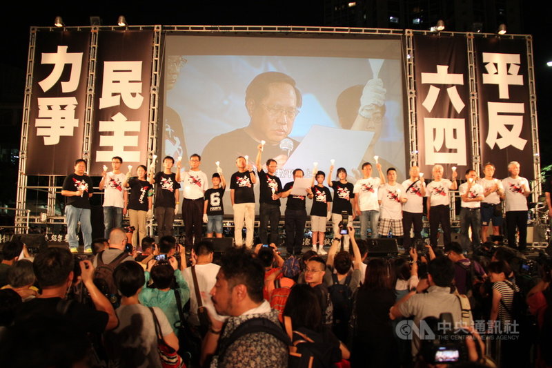 香港警方連續兩年禁止支聯會舉辦「六四」燭光晚會,連同港區國安法的執行,燭光晚會有可能成為絕響;圖為2016年的燭光晚會。(資料照片)中央社記者張謙香港攝 110年5月27日