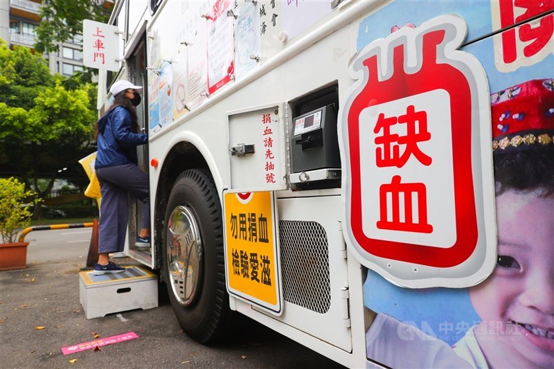 國內疫情延燒,民眾不敢出門捐血,全台血庫持續不足。(中央社檔案照片)