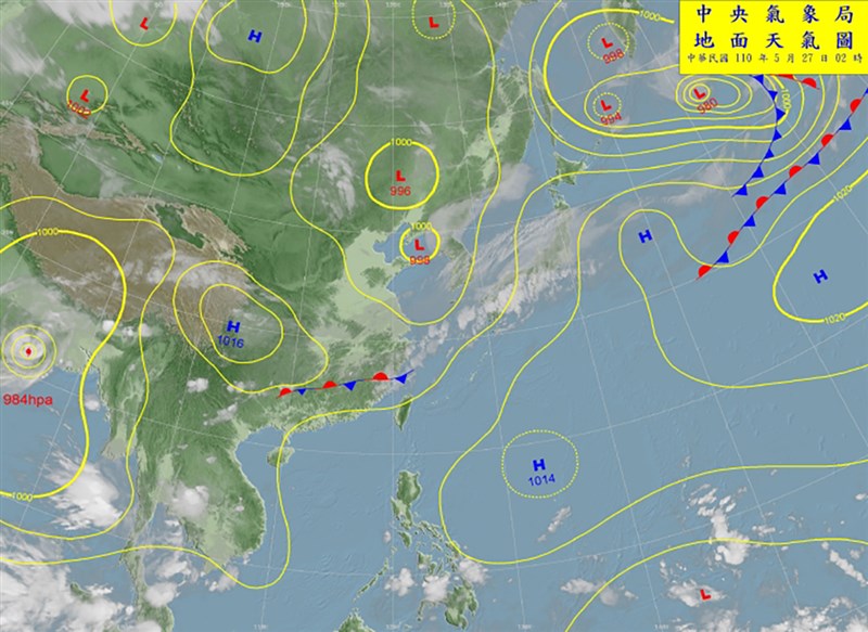 中央氣象局27日地面天氣圖顯示,滯留鋒在台灣北部海面,氣象專家吳德榮表示,29日滯留鋒面會報到。(圖取自中央氣象局網頁cwb.gov.tw)