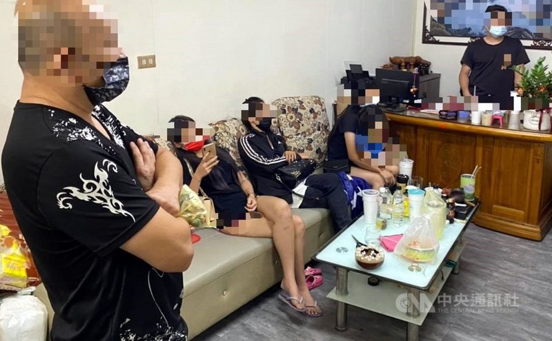 本土疫情升溫,嘉義市一家檳榔攤26日被檢舉聚會賭博,警方前往查緝,雖未發現涉及賭博,但屋內聚集6人,已違反嚴禁室內5人以上聚會規定,移請衛生局裁罰。(警方提供)中央社記者黃國芳傳真 110年5月27日