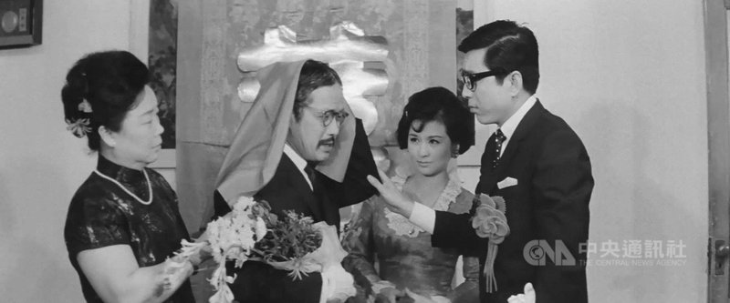 台語片大導辛奇經典作品「三八新娘憨子婿」由演員金塗(左2起)、金玫、石軍主演,將於影視聽中心YouTube頻道限時播出。(影視聽中心提供)中央社記者葉冠吟傳真 110年5月27日