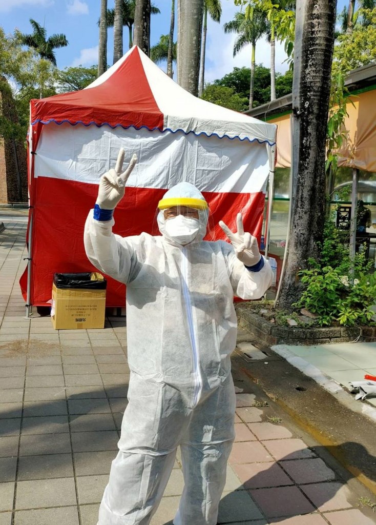 屏東縣潮州鎮發生武漢肺炎群聚感染,縣政府設置第一個社區快篩站,屏東基督教耳鼻喉科醫師羅一鳴雖高齡78歲,仍不畏風險,站上最前線為民眾篩檢。(屏基提供)中央社記者郭芷瑄傳真 110年5月27日