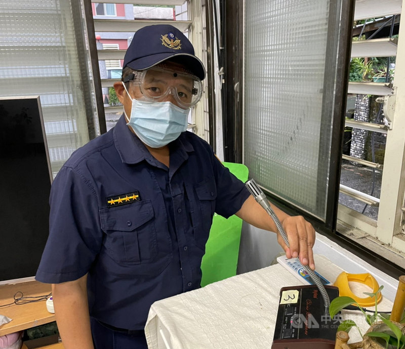 疫情升溫,花蓮縣萬榮鄉6處原住民部落與鄉公所合作設置「部落檢疫站」,西林派出所所長高金福(圖)用族語向族人宣導防疫措施。(鳳林警分局提供)中央社記者張祈傳真 110年5月27日