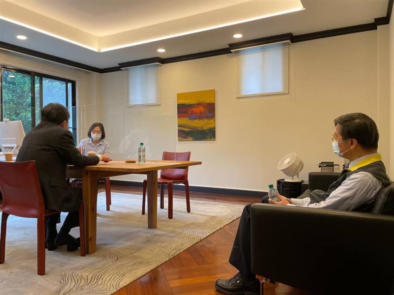 總統蔡英文(後)27日表示,她要再次感謝指揮官陳時中(前左)這一年多來帶領指揮中心夥伴們辛苦打拚,無論挑戰有多麼大,陳時中總是一肩扛了下來,沒有抱怨,更不曾退縮。(圖取自facebook.com/tsaiingwen)