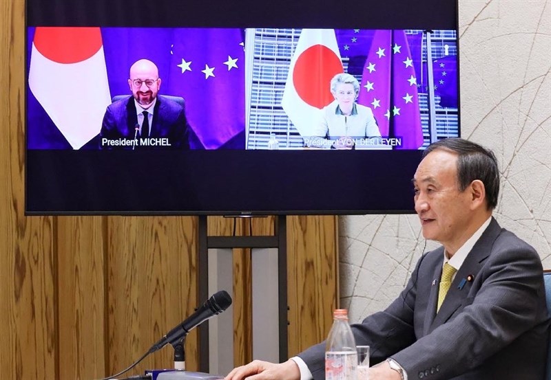 日本首相菅義偉(前)與歐洲理事會主席米歇爾、歐盟執委會主席范德賴恩27日以視訊方式舉行領袖峰會,會後聯合聲明公開提及關注台灣海峽和平與穩定重要性。(圖取自facebook.com/sourikantei)