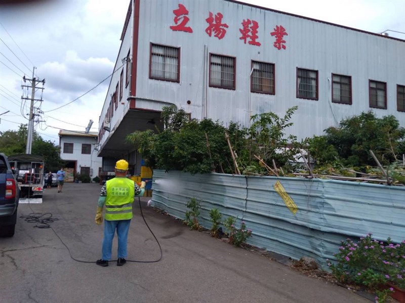 國內武漢肺炎(2019冠狀病毒疾病,COVID-19)疫情嚴峻,台中市潭子區立揚鞋業發生家族染疫,目前已有10 人確診,市府環保局派員加強周邊消毒。(市府提供)中央社記者趙麗妍傳真 110年5月28日