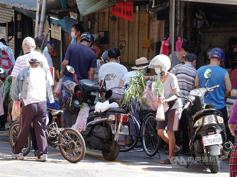 基隆一對武漢肺炎確診攤商夫妻日前跑遍雙北與宜蘭多處市場,傳統市場是目前全台最大群聚,密度高,要慎防成為防疫破口。中央社記者鄭傑文攝 110年5月28日