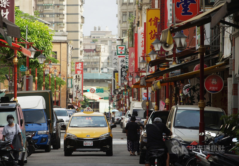 疫情延燒衝擊民生百業,台北市政府28日宣布推出9大短期紓困措施,包括延稅、降稅、減租、免租、延租、優息、補貼、企業融資、勞工紓困,追溯自5月1日起至7月31日止,暫時先實施3個月。圖為台北迪化商圈。中央社記者裴禛攝 110年5月28日