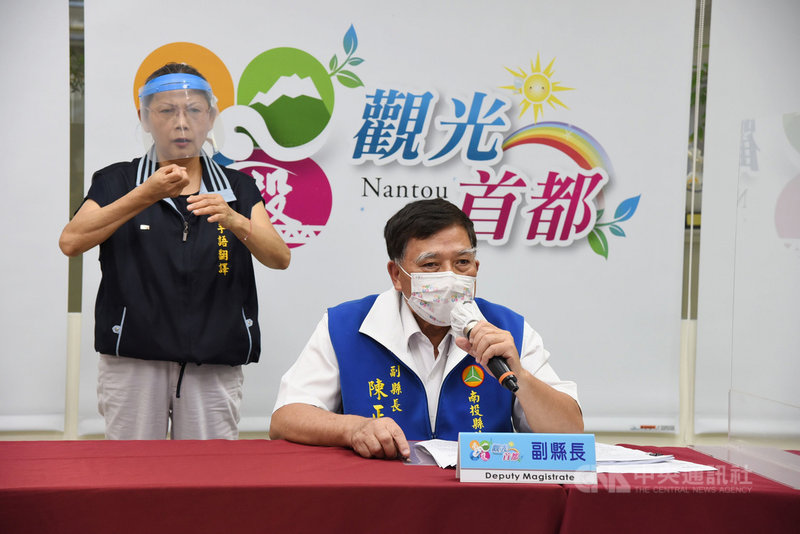 南投縣副縣長陳正昇(右)28日指出,已聽到指揮官口頭說明專案輸入疫苗程序,但縣府還是希望收到中央的來文,而縣府也已邀請其他藍營執政縣市一起加入採購疫苗行列,手續可以簡化,價格也能比較低廉。(南投縣政府提供)中央社記者吳哲豪傳真 110年5月28日