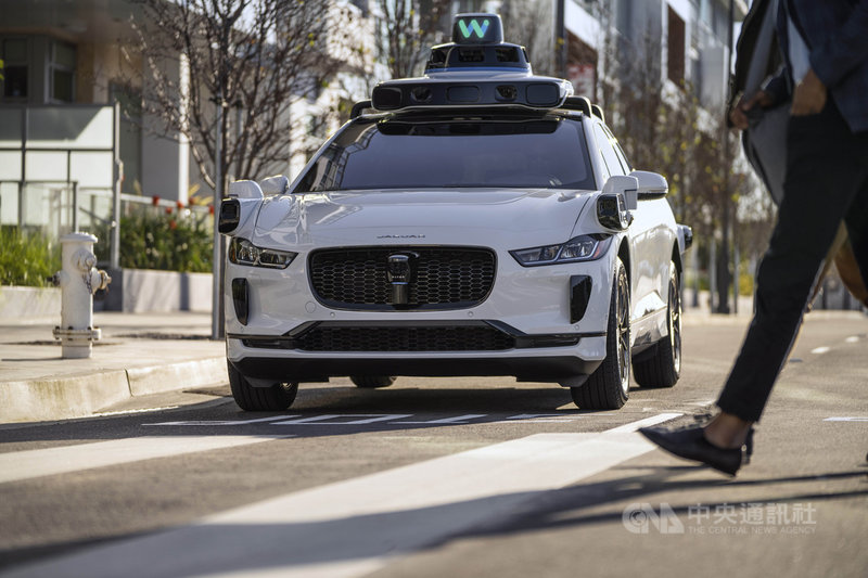 搜尋引擎龍頭谷歌(Google)母公司旗下的無人駕駛科技公司Waymo,去年底起在美國亞利桑那州鳳凰城附近提供「僅有乘客」的叫車服務,象徵對無人駕駛的技術有一定的信心。(Waymo提供)中央社記者周世惠舊金山傳真 110年5月28日