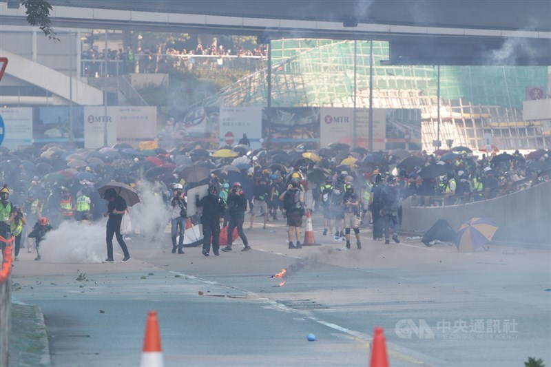 香港壹傳媒集團創辦人黎智英等10人承認2019年10月1日組織未經批准集結等罪,被法院判囚緩刑至18個月不等。圖為2019年10月1日香港市民發起「遍地開花」示威遊行,警方以催淚瓦斯驅離。(中央社檔案照片)