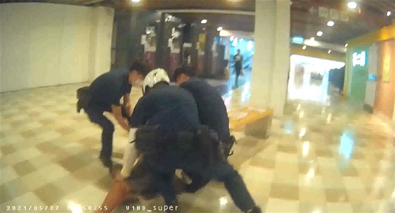 武漢肺炎(2019冠狀病毒疾病,COVID-19)疫情升溫,台中市有男子不戴口罩逛賣場遭員警勸阻,他反怒罵警方還作勢毆打,當場遭警方壓制。(民眾提供)中央社記者趙麗妍傳真 110年5月28日