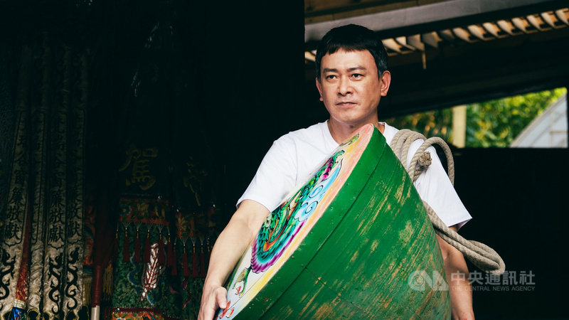 演員王識賢在電視劇「神之鄉」中重現傳統技藝,苦練轉陀螺,由於要多角度拍攝,王識賢需多次重複動作,導致手、腳都磨破皮。(東森、映畫提供)中央社記者王心妤傳真 110年5月28日
