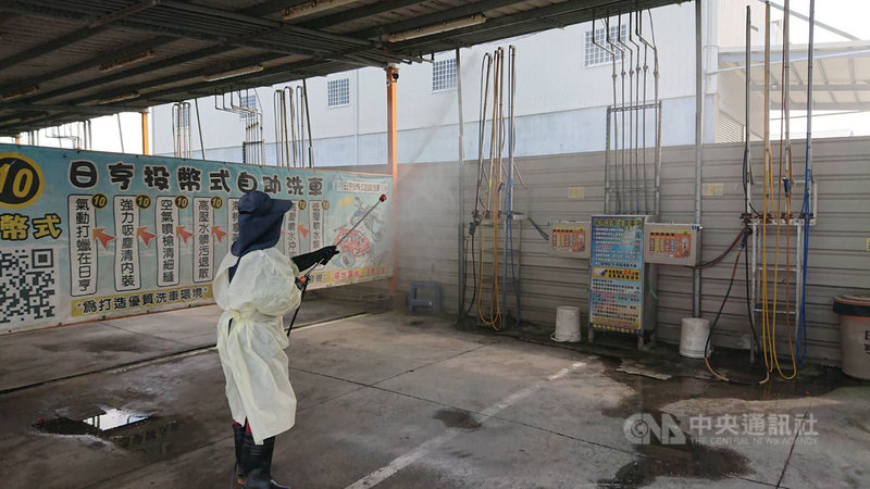 屏東縣政府28日公布新增1例確診個案,為一名任職高雄的員警,經疫調發現其足跡包括在小港警分局某派出所的服務單位、新園鄉日亨自助洗車場、潮州鎮永坤動物醫院等處,都已派員完成消毒。(屏東縣政府提供)中央社記者郭芷瑄傳真 110年5月28日
