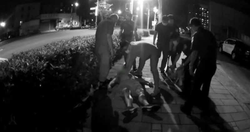 高雄市葉姓男子26日晚間戴著口罩慢跑,經過左營區博愛四路派出所前突然昏倒在地,幸因派出所人員以心肺復甦術(CPR)等急救,將男子從鬼門關前救回送醫。(高雄市警察局提供)中央社記者王淑芬傳真 110年5月28日
