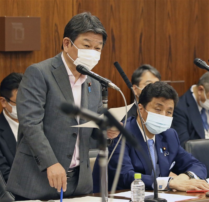 日本外務大臣茂木敏充(前左)28日證實,正在研擬將多出來的2019冠狀病毒疾病疫苗提供給其他國家與地區,也包括考慮提供給台灣。(共同社)