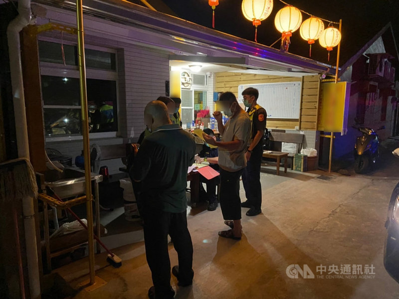 嘉義縣警方28日晚間查獲水上鄉某民宅5人群聚聊天,衛生局29日依違反傳染病防治法重罰新台幣30萬元。(嘉義縣政府提供)中央社記者蔡智明傳真 110年5月29日