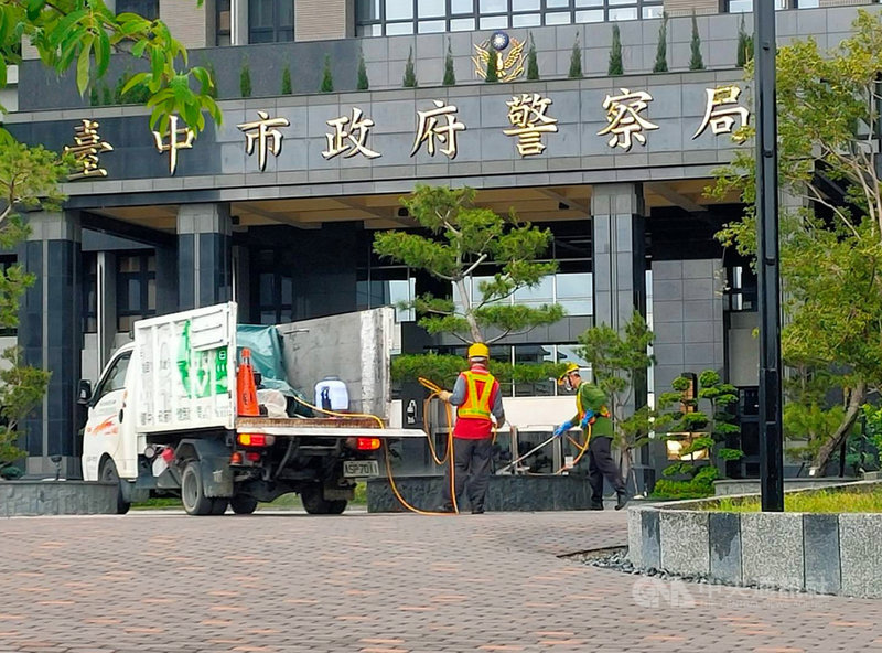 台中市警察局長楊源明表示,保安大隊內勤女警28日確診後立即強制隔離,同辦公室4人已通知居家隔離,相關採檢結果還未出爐;辦公大樓也啟動消毒,辦公室、車輛、裝備均加強清消。(台中市政府提供)中央社記者趙麗妍傳真 110年5月29日