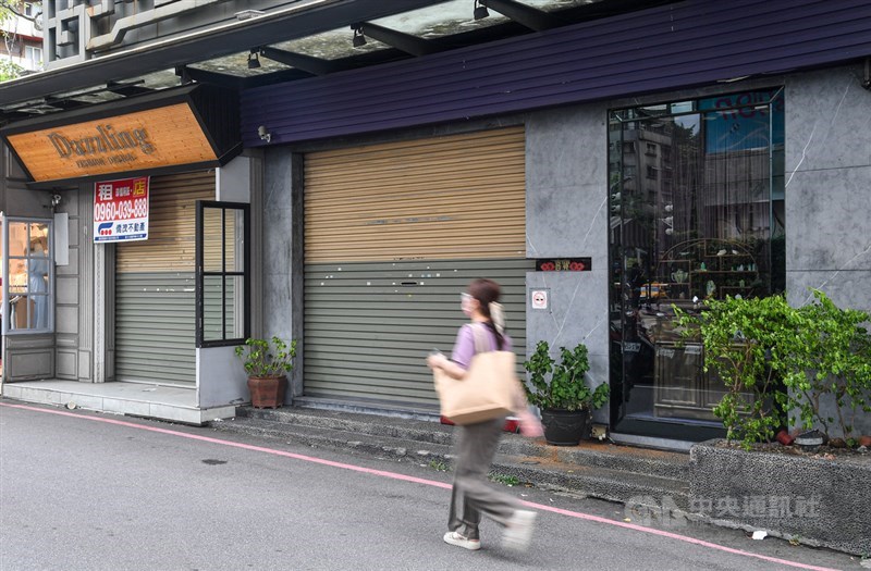 行政院長蘇貞昌29日召開紓困發放及貸款流程前置作業討論會議,要求部會、公股銀行等展現高度效率、簡化流程讓民眾及早領到相關補助。(中央社檔案照片)