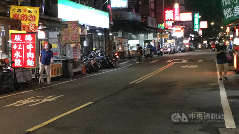 新北市土城區的延吉街夜市29日雖逢週末假日,但明顯冷清,人潮稀落,部分攤位乾脆暫停營業。中央社記者黃旭昇新北市攝 110年5月29日
