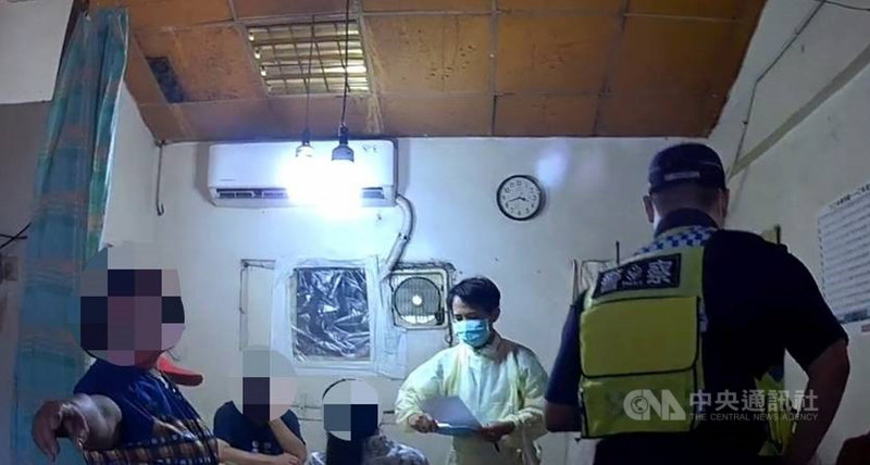 台東縣關山警分局池上分駐所29日表示,28日下午接獲民眾檢舉稱「有人群聚打牌」,多名員警會同衛生局人員共同前往稽查;經屋主同意入內,果然有5人在打麻將,雖均有配戴口罩,但違反規定仍予以開罰。(警方提供)中央社記者盧太城台東傳真 110年5月29日