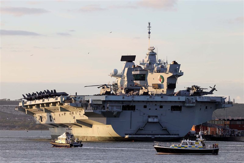 英國「伊麗莎白女王號航空母艦」(中)本週加入北大西洋公約組織在地中海演習後,將展開為期8週航行穿越南海,向北京傳達海上航路須維持開放的訊息。(圖取自facebook.com/royalnavy)