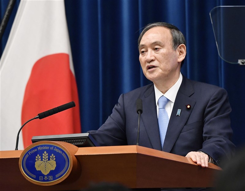 日本首相菅義偉5月28日宣布日本10都道府縣因疫情實施「緊急事態宣言」,東京等9地宣言的實施延長至6月20日。他被問及東京奧運的問題時表示,將採取防疫措施。(共同社)
