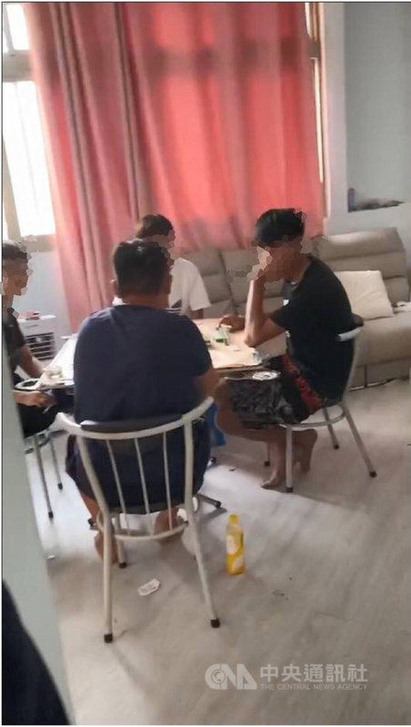 武漢肺炎(2019冠狀病毒疾病,COVID-19)疫情嚴峻,全國3級警戒延長到6月14日,台中市大甲警分局在外埔區一處民宅內查獲7人群聚打麻將,蒐證後函報市府,依傳染病防治法最重可處新台幣30萬元罰鍰。(民眾提供)中央社記者趙麗妍傳真 110年5月29日