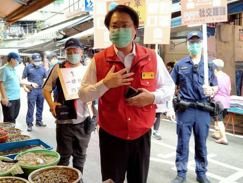 基隆市南興市場30日恢復營業,市長林右昌(前)上午前往視察,呼籲民眾依身分證字號尾數自主分流,如果大家無法做到自主分流,市府就會強制執行。中央社記者王朝鈺攝 110年5月30日