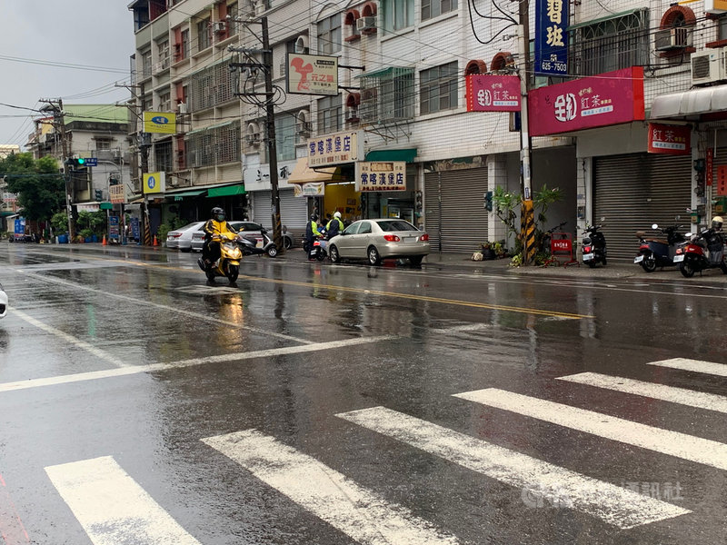 梅雨鋒面南下,高雄市30日清晨下雨了,包括鳳山、永安、橋頭及岡山區都陸續降雨,高雄市氣象站顯示至上午7時,永安區時雨量逾40毫米達大雨等級。中央社記者王淑芬攝 110年5月30日