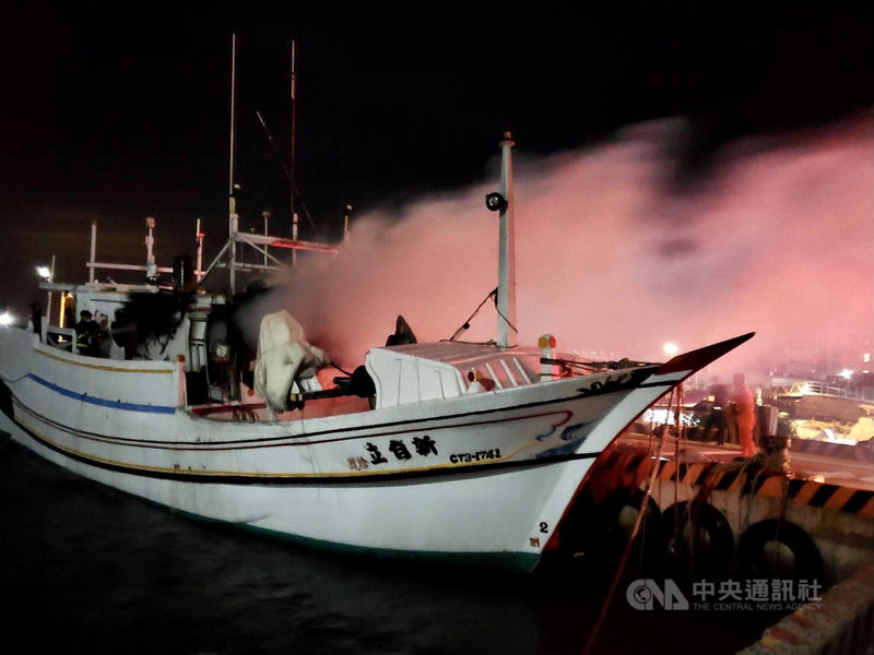 澎湖29日晚間不平靜,海上發生海釣溺水與漁船失火等意外,一死一獲救,案件由警消調查處理。(澎湖消防局提供)中央社 110年5月30日