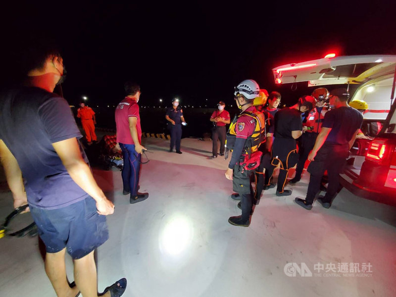 澎湖消防局29日晚間接獲有民眾報案指出,有男子海釣未歸,警消尋獲男子時已無生命跡象;無獨有偶,還有一名婦人疑因血糖偏低發生溺水,所幸及時被發現,急救後恢復意識送醫。(澎湖消防局提供)中央社 110年5月30日