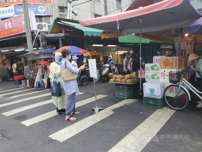 疫情升溫，街道人車都明顯減少，只是市場仍湧入不少買菜及雜貨的人潮，為避免成防疫破口，新北市場處和各區公所30日派人到各市場勸導及要求實聯制。中央社記者王鴻國攝　110年5月30日