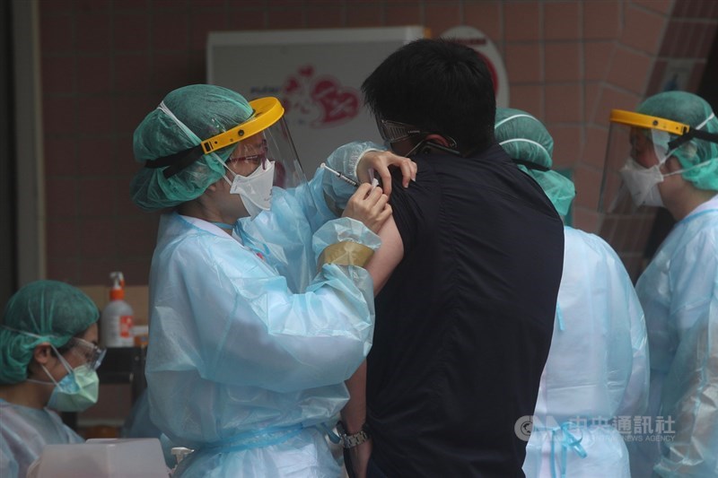 指揮中心30日透露接種計畫,大致依冷鏈條件區分,將在醫療院所或診所、接種站施打,並做好人流管制。圖為台北市立聯合醫院陽明院區30日上午施打疫苗。中央社記者吳家昇攝 110年5月30日