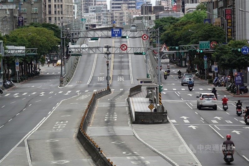 台北市長柯文哲30日指出,北市目前仍不需封城,但三級管制仍會維持一段時間,將推「一人中標、全家篩檢」新措施。圖為台北市民眾自主封城,週末假日路上人車稀少。中央社記者鄭傑文攝 110年5月30日