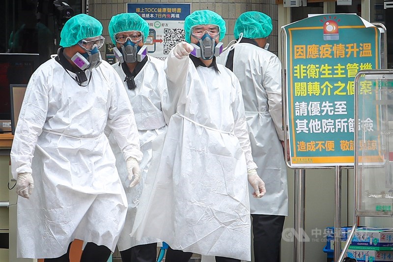 中央流行疫情指揮中心30日表示,6月1日起,防疫物資撥配資料將公布於衛生福利部疾病管制署網站,包括隔離衣、防護衣等。圖為亞東醫院醫療人員全副武裝。(中央社檔案照片)