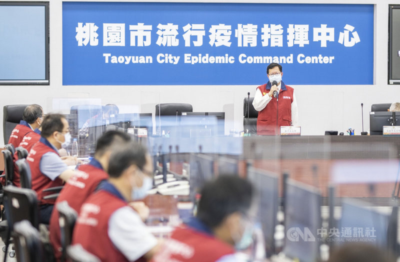 桃園市長鄭文燦(右)說,桃園市政府環境清潔稽查大隊龜山區中隊有隊員與其家人確診事件,已擴大採檢,並將新華亞分部91人全數納入居家隔離的範圍,龜山地區的垃圾清運則彈性調整,事件後也進行2次消毒。(桃園市政府新聞處提供)中央社記者吳睿騏桃園傳真 110年5月30日